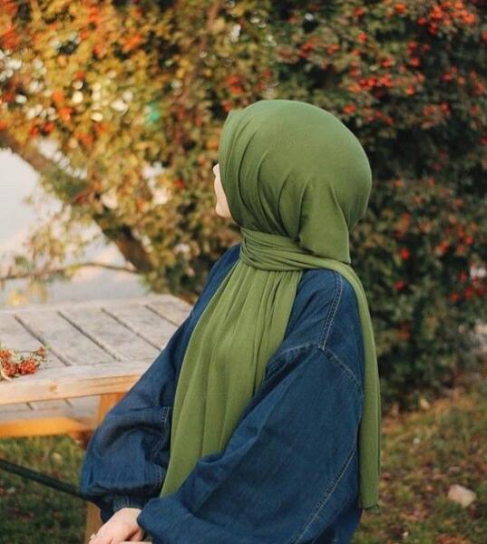 عکس دختر باحجاب با گوشی