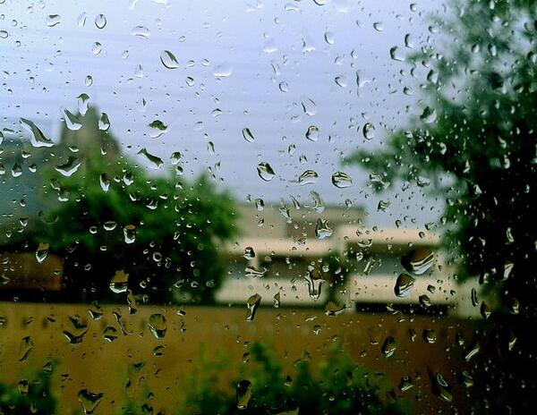 عکس باران از پشت پنجره