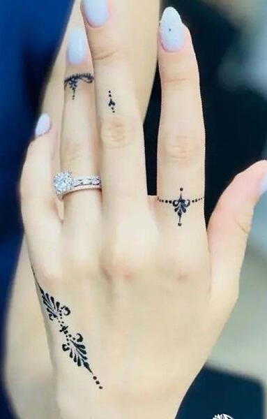 عکس طرح حنا روی انگشت دست