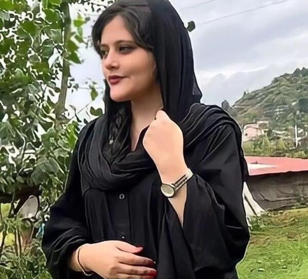 عکس ژینا امینی در مترو