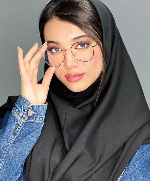 عکس دختر عینکی با حجاب