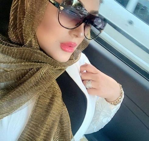 ژست عکس دخترانه در ماشین