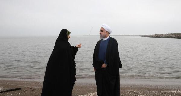 عکس با حجاب لب دریا