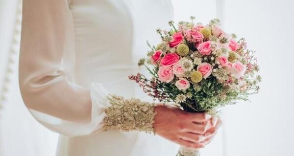 ژست عکس با دسته گل عروس