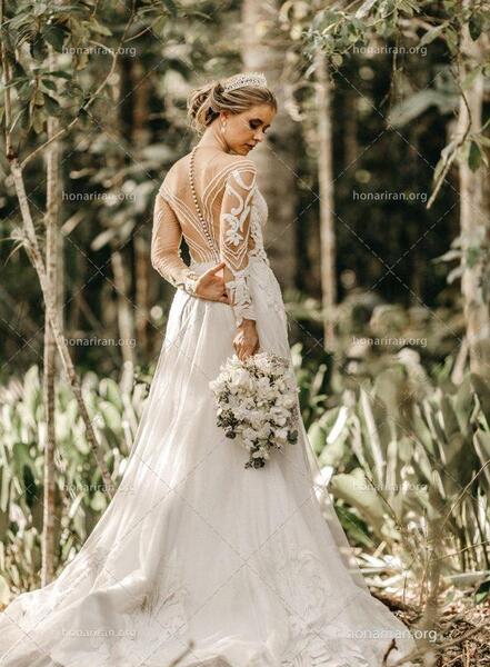 ژست عکس با دسته گل عروس