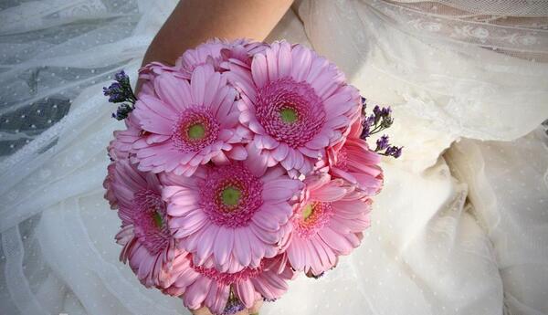 ژست عکس با دسته گل عروس