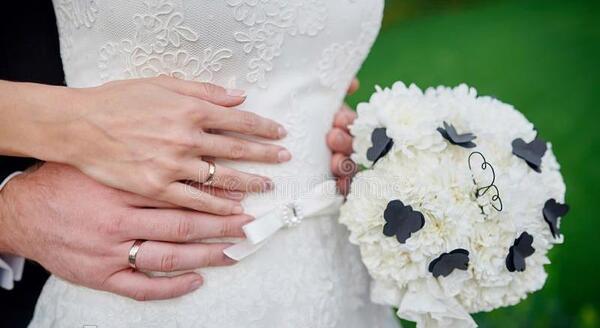 ژست عکس با دسته گل عروس