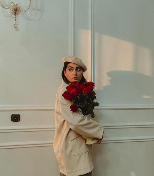 ژست عکس با دسته گل عروس