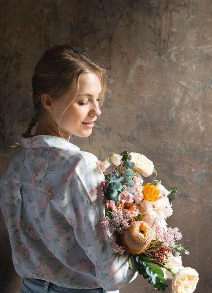 ژست عکس با دسته گل عروس