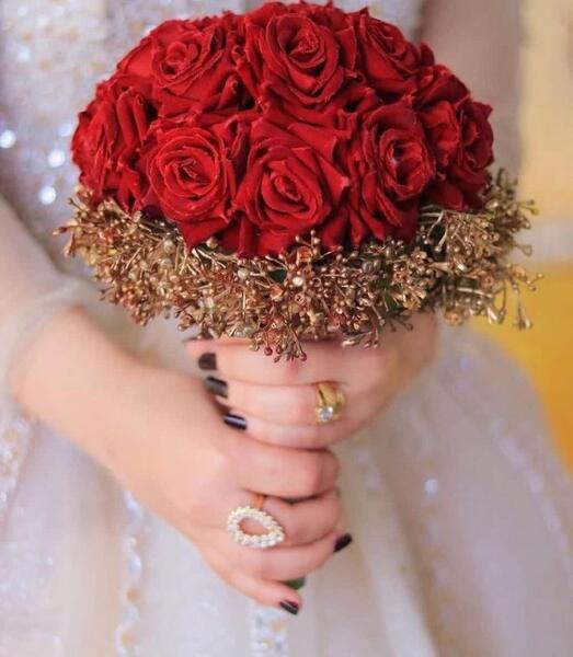 ژست عکس با دسته گل عروس
