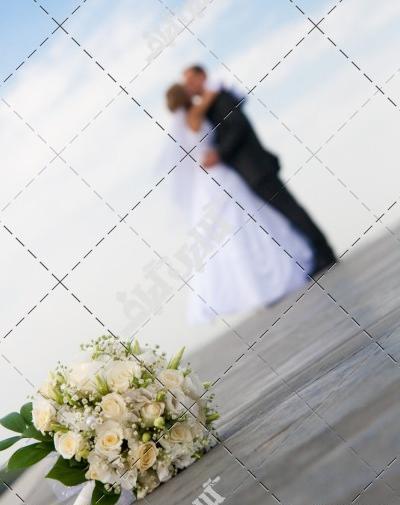 ژست عکس با دسته گل عروس
