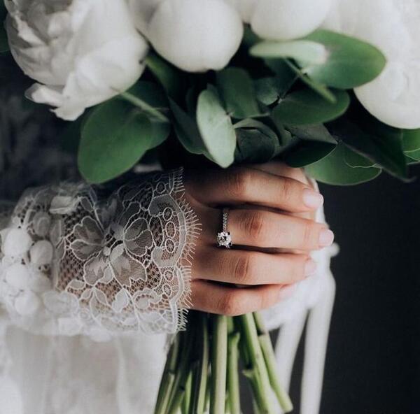 ژست عکس با دسته گل عروس