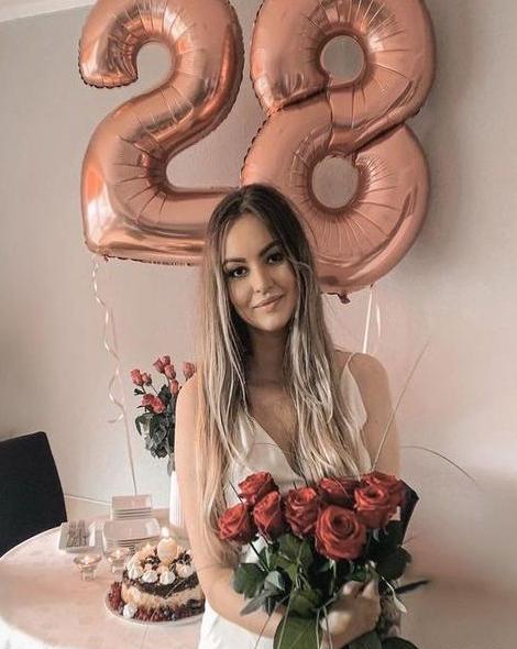 ژست عکس با دسته گل عروس