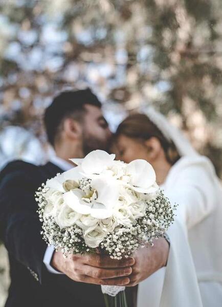 ژست عکس با دسته گل عروس