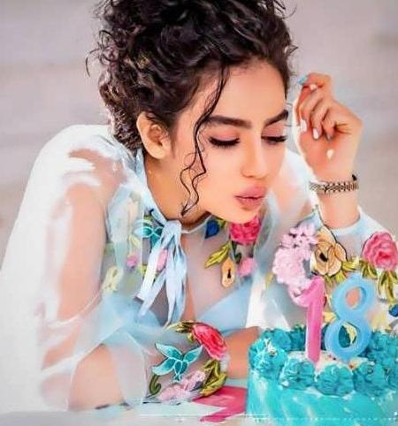 ژست عکس تولد مردانه در خانه