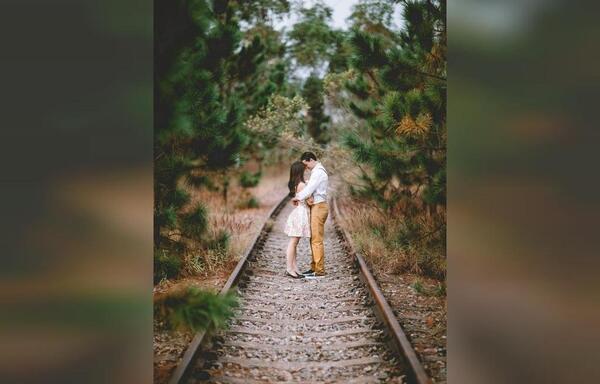 ژست عکس دونفره فضای باز