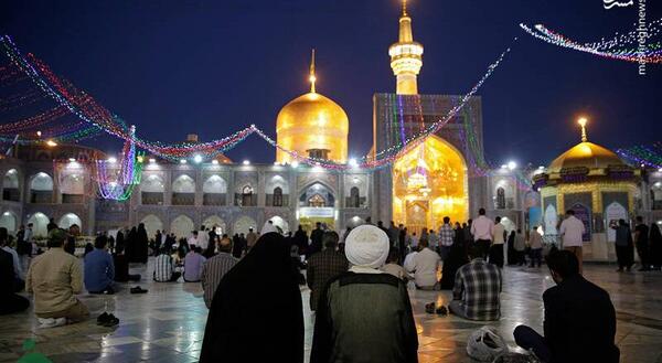 عکس طلبه در حرم امام رضا