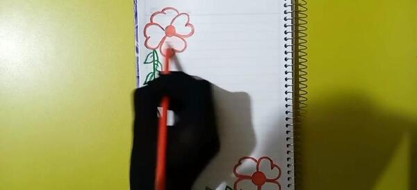 عکس نقاشی گل در دفتر مشق