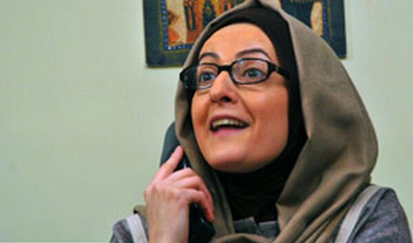 عکس شقایق دهقان در ساختمان پزشکان