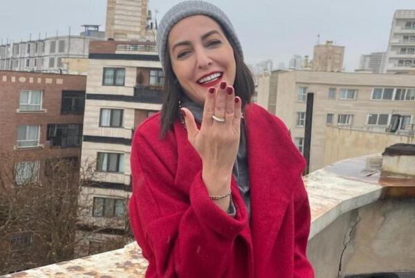 عکس شقایق دهقان در ساختمان پزشکان