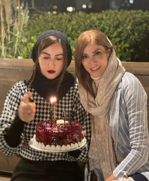 عکس شقایق دهقان در ساختمان پزشکان