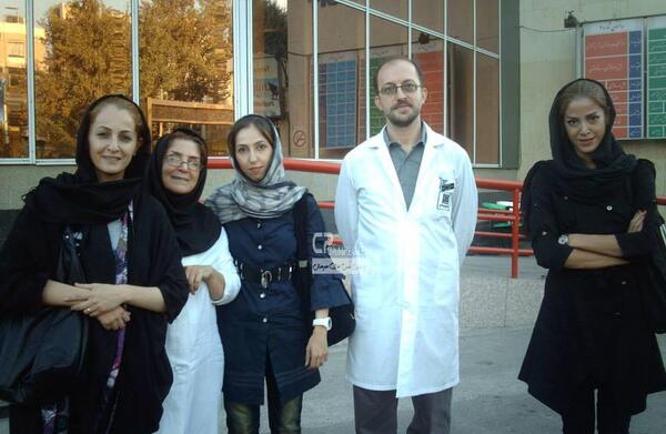 عکس شقایق دهقان در ساختمان پزشکان