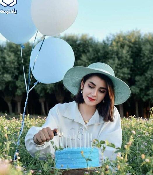 ژست عکس تولد با کیک و گل