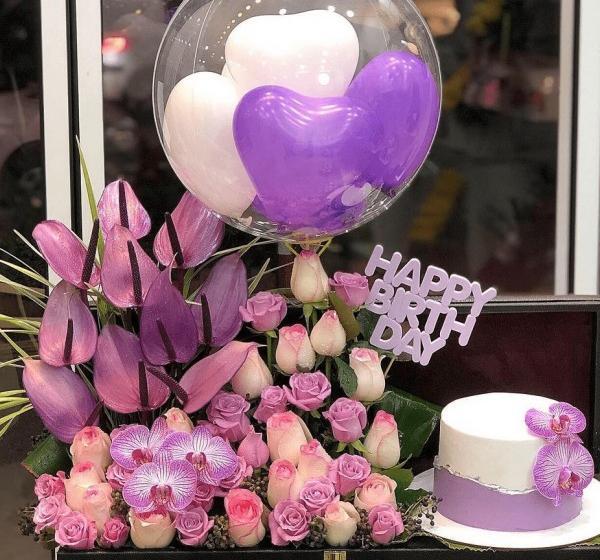 ژست عکس تولد با کیک و گل