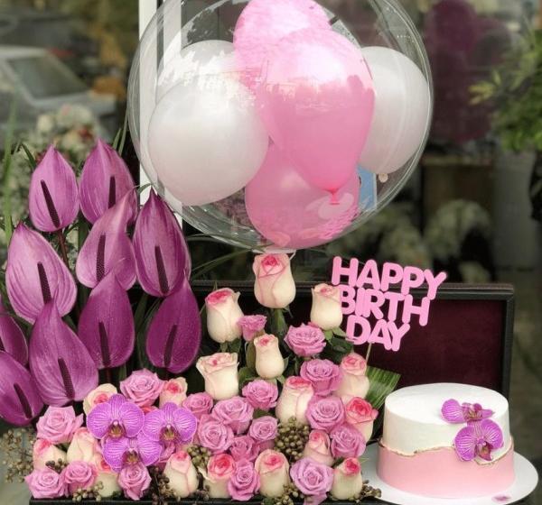 ژست عکس تولد با کیک و گل