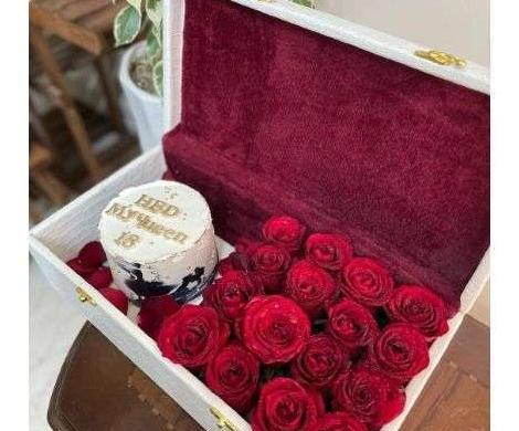 ژست عکس تولد با کیک و گل