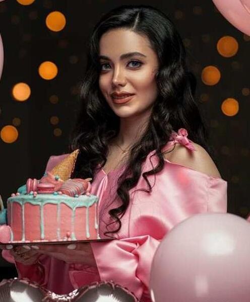 ژست عکس تولد با کیک و گل