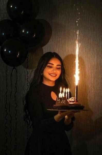 ژست عکس تولد با کیک و گل