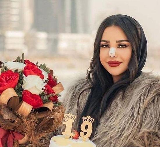 ژست عکس تولد با کیک و گل