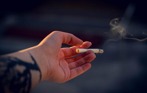 عکس دختر سیگاری فیک