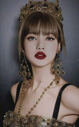 عکس لیسا با تاج