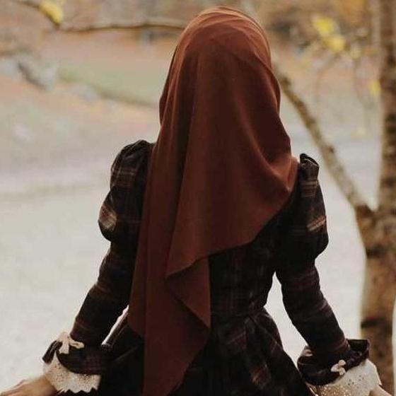 عکس دختر با حجاب در حال گریه