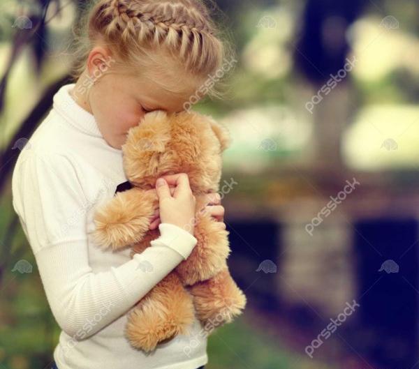 عکس دختر بچه غمگین زیبا