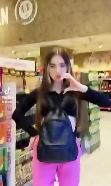 عکس نیکا فلاحی با لباس بنفش