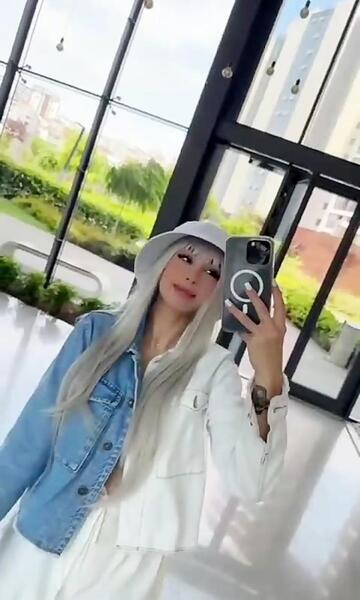 عکس نیکا فلاحی با لباس بنفش