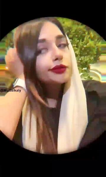 عکس نیکا فلاحی با لباس بنفش