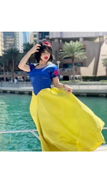 عکس نیکا فلاحی با لباس بنفش