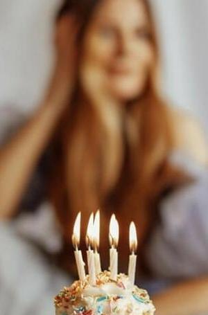 عکس ایده عکاسی تولد در کافی شاپ