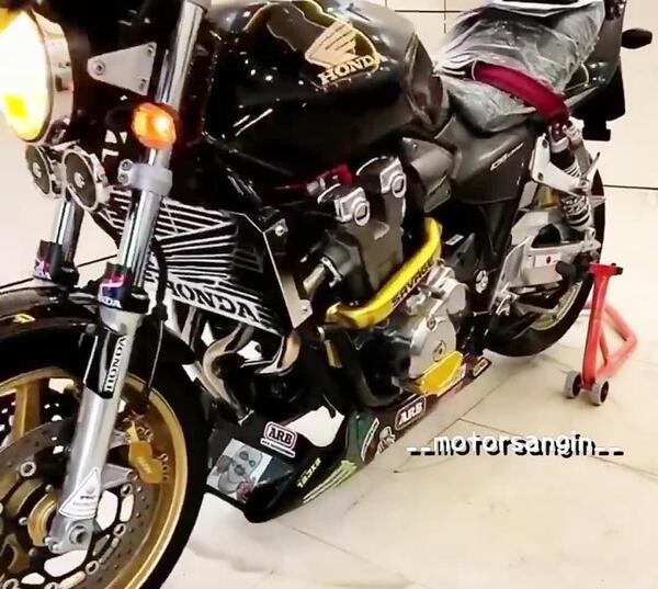 عکس موتور سی بی ۱۳۰۰ مشکی