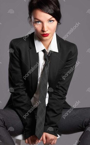 ژست عکس تولد با کت و شلوار زنانه