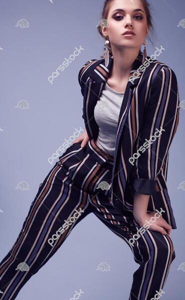ژست عکس تولد با کت و شلوار زنانه