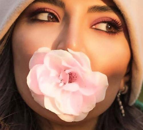 عکس پروفایل زیبا گل در دست