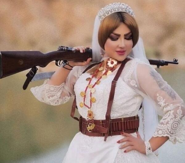 عکس دست دختر بلوچ با تفنگ