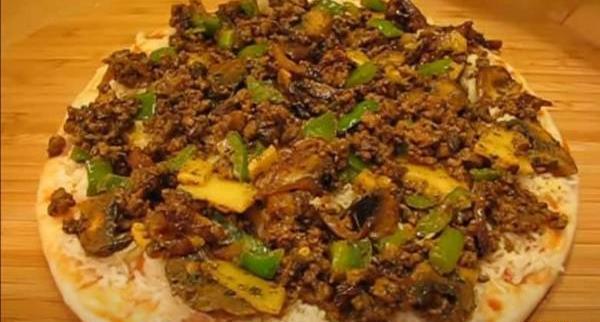 عکس پیتزا گوشت و قارچ