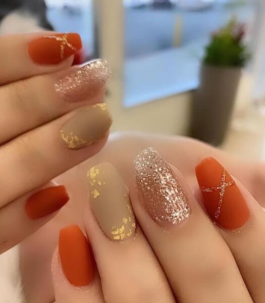 عکس مدل ناخن پاییزی ساده