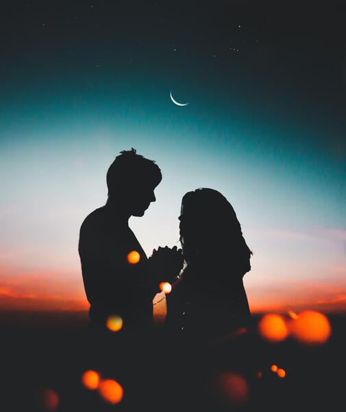 عکس دختر ایستاده در غروب